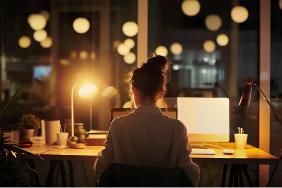 femme travaille sur un laptop