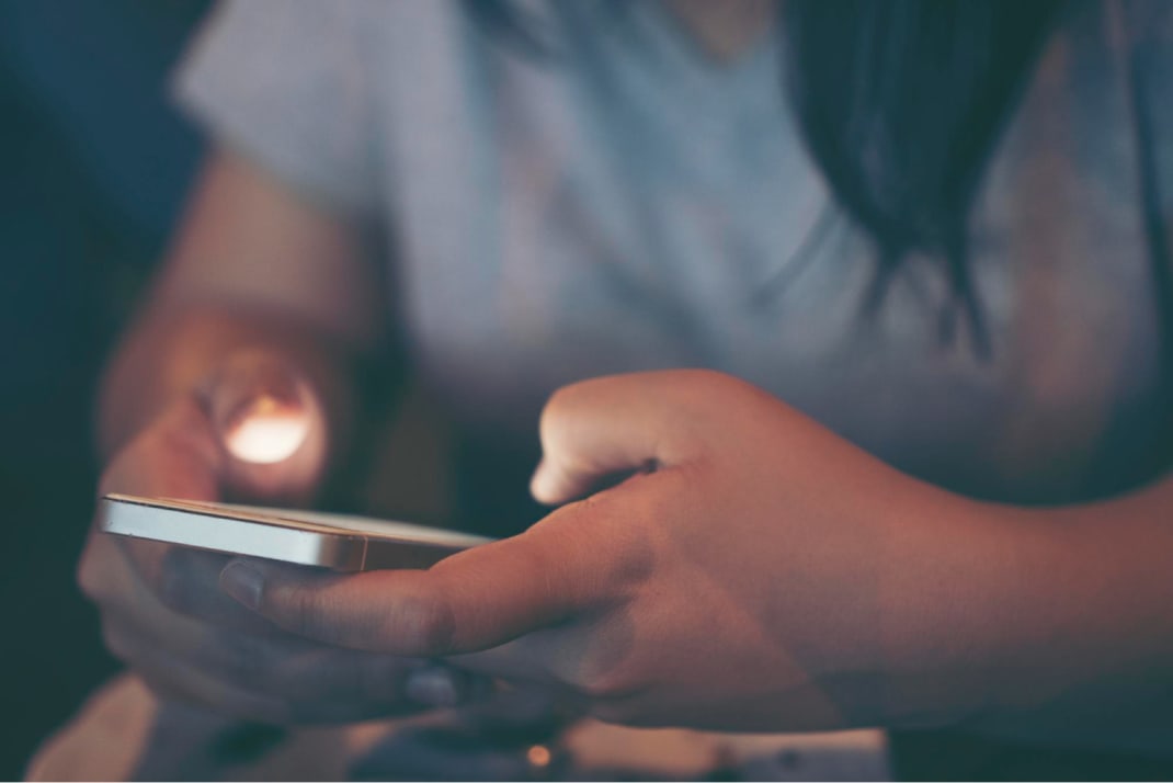 jeune fille compose un numéro de téléphone